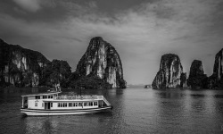 P-2x1-OE0149-BW-Halong-Bay