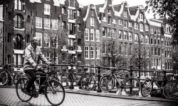 Copy-of-H-3x2-BW-Amsterdam-Signing-in-the-Rain