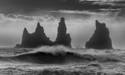 H-3x2-BW-Reynisdrangar-Waves